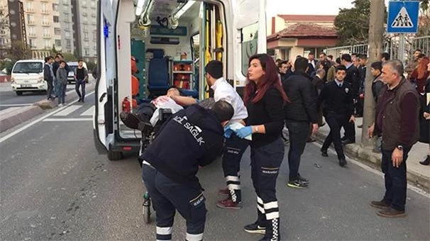 Okul önünde dehşet! Yaralı öğrenciler var