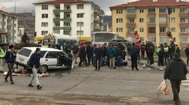 OKUL SERVİS OTOBÜSÜNE OTOMOBİL ÇARPTI: 1 YARALI