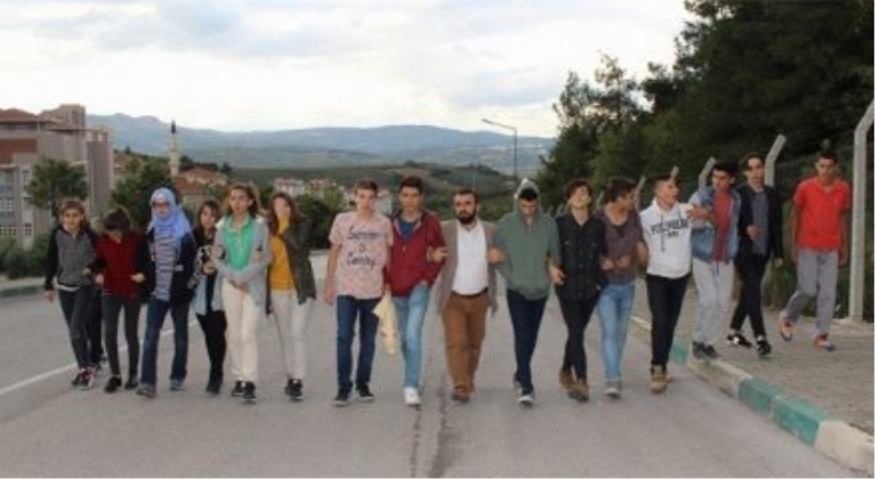 Onlarca öğrenci okula gitmek için her gün kilometrelerce yürüyor