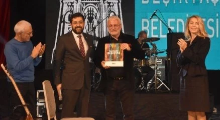Onur Akın öğretmenler için Beşiktaş?ta sahne aldı