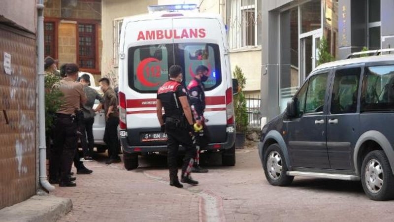 Otel odasında kız arkadaşını öldürüp, intihar etti