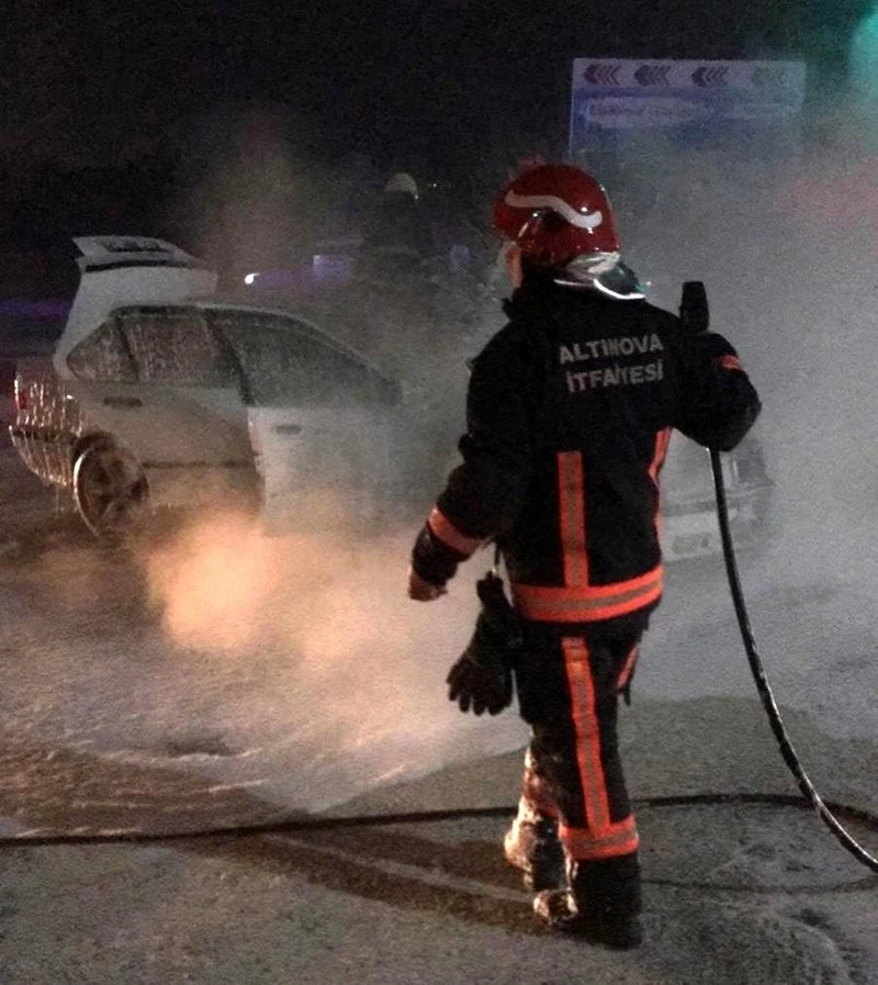 Otomobil alev aldı