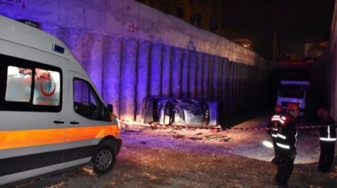Otomobil alt geçit inşaatına uçtu: 1 Ölü, 4 yaralı