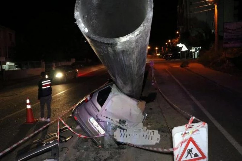 Otomobil, çalışma yapılan karayolundaki boruya çarptı 1 yaralı