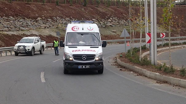 Otomobil, mola veren işçilere çarptı: 2`si ağır, 3 yaralı