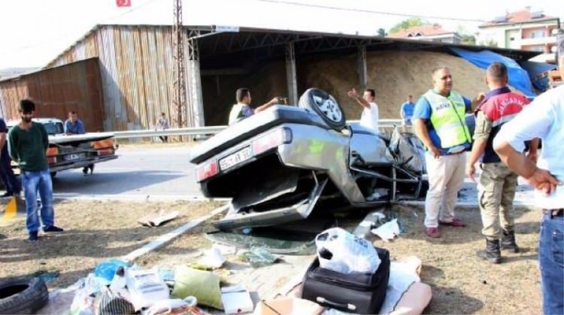 Otomobil traktöre çarptı: 5 yaralı