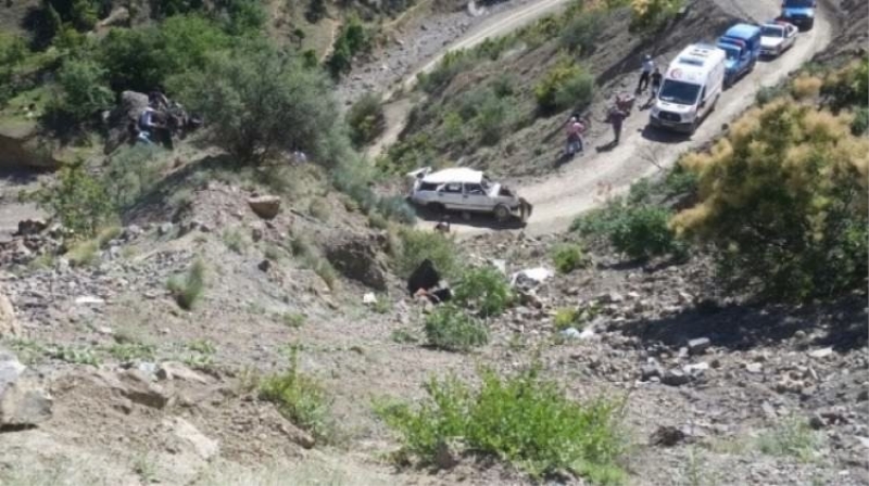 Otomobil uçuruma yuvarlandı: Anne ile oğlu öldü