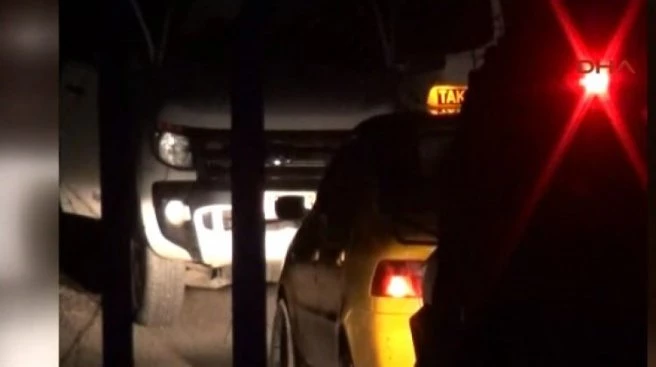 Otomobilde eşi ve çocuklarını rehin aldı