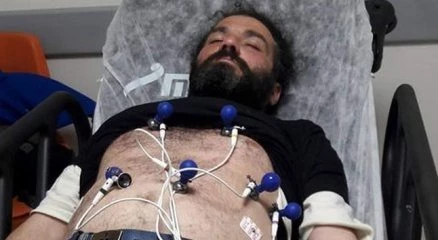 Oturan adam 172 saatin sonunda fenalaşarak hastaneye kaldırıldı