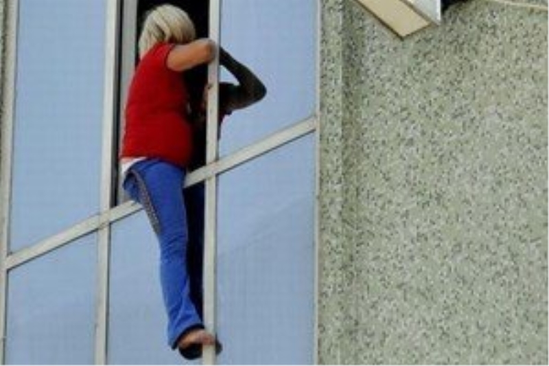 Parada anlaşamayınca cama çıktı!..