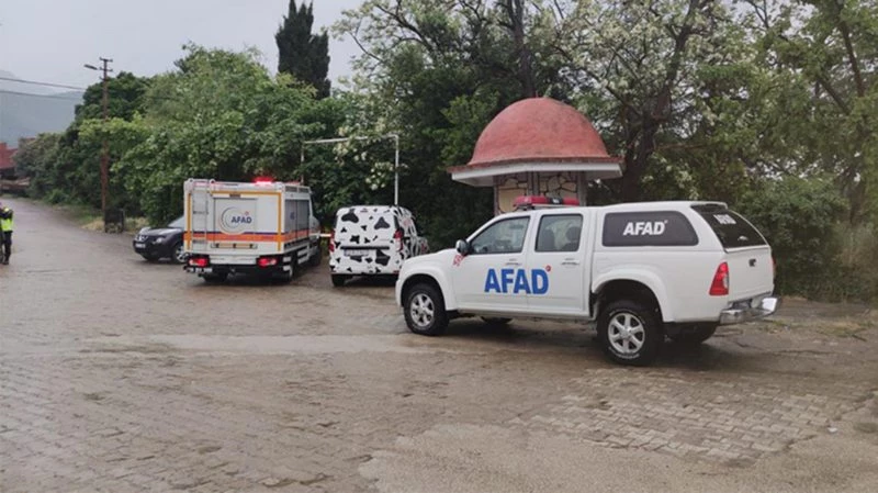Paraşütle dağdan atlayan adam, olumsuz hava koşulları nedeniyle gözden kayboldu