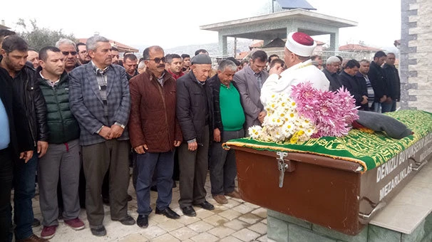 Parkta boğazına ip dolanan Minik Mert gözyaşları içinde toprağa verildi