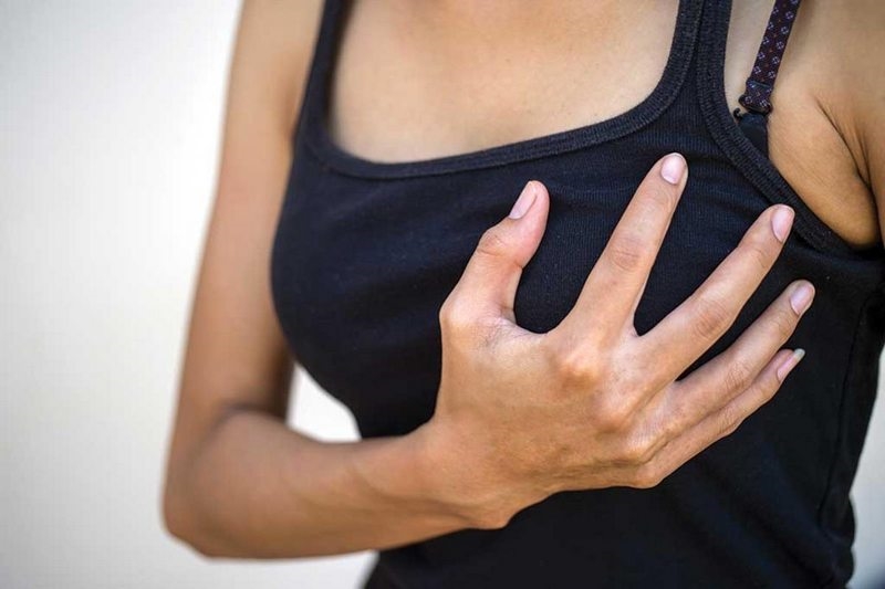Pfizer/Biontech aşısı yaptıran kadınlardan göğüs büyümesi şikayeti