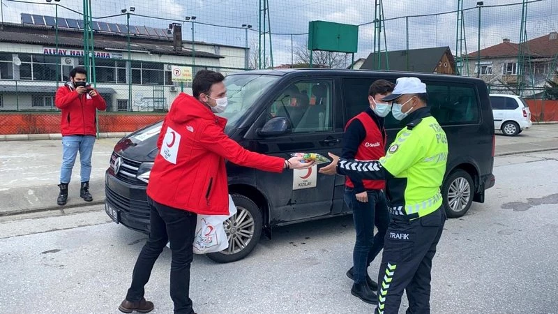 Polis gününde uygulama yapan polislere Kızılay`dan jest