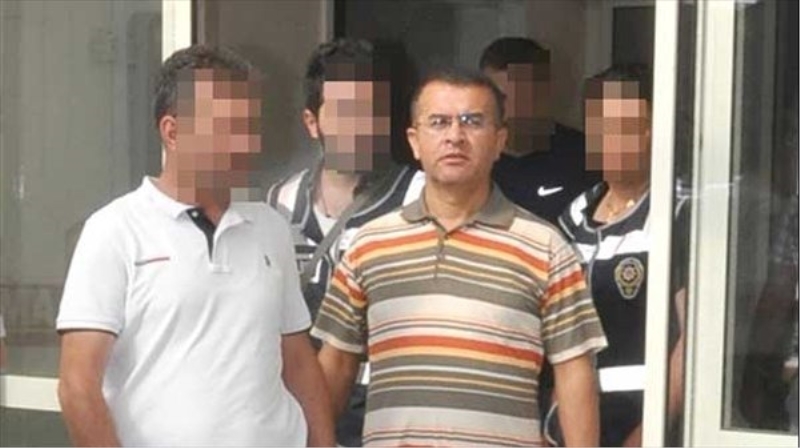 Polis müdürü, polisleri görünce dolarları balkondan atmış