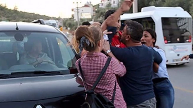 Polis vatandaşın elinden zor kurtardı!