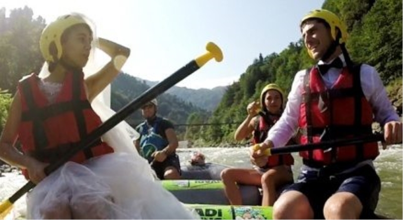 Raftingciler rafting botunda nikah kıydılar
