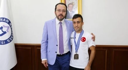 Rektör Bircan, ADÜ?nün göğsünü kabartan öğrenciyi ağırladı