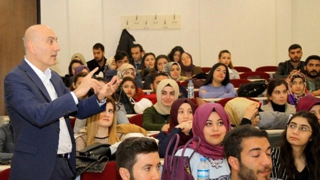 Rektör Yılmaz, En Başarılı Öğrencilerle Eğitim Analizi