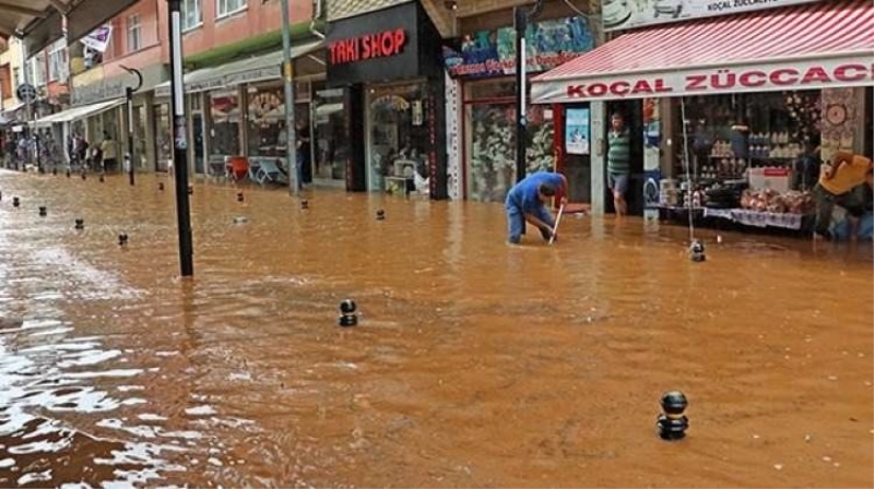 Rize'de sağanak hayatı felç etti! 1 çocuk kayboldu