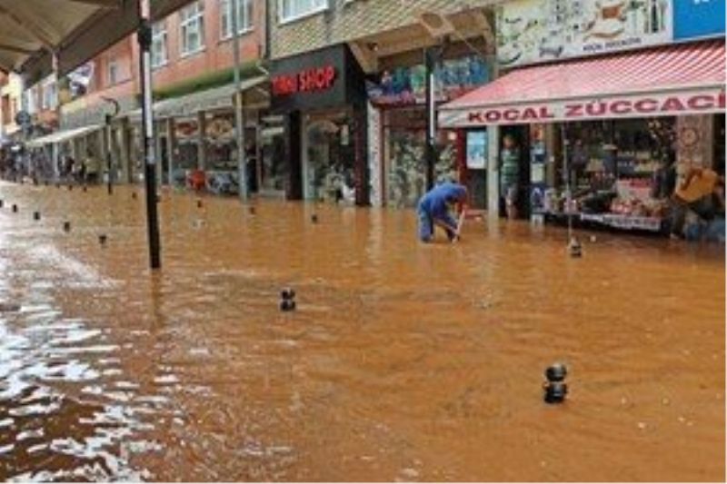Rize`de sağanak hayatı felç etti!