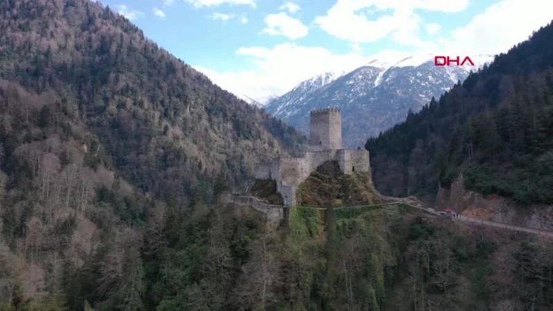 RİZE TÜRKİYE`NİN `EN GÖRKEMLİ` KALESİNDE KİRLİLİK