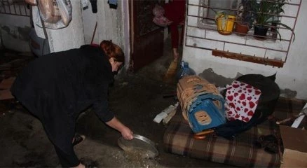 Rögar kapağından taşan sular bir evi bastı