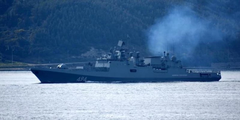 RUS ASKERİ GEMİSİ BOĞAZDAN GEÇTİ