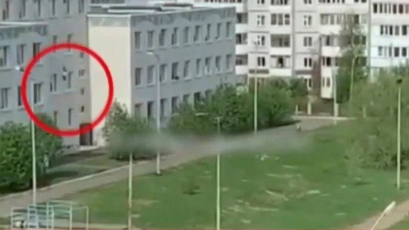 Rusya`da okula düzenlenen kanlı saldırıda bazı öğrenciler canlarını kurtarmak için camdan atladı
