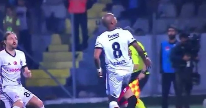 Ryan Babel kırmızı kartla atıldı