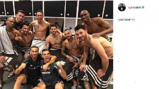 Ryan Babel`den galibiyet pozu