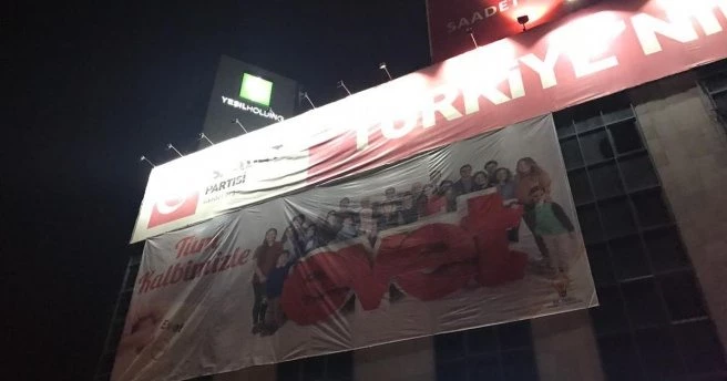 Saadet Partisi binasına `Evet` pankartı