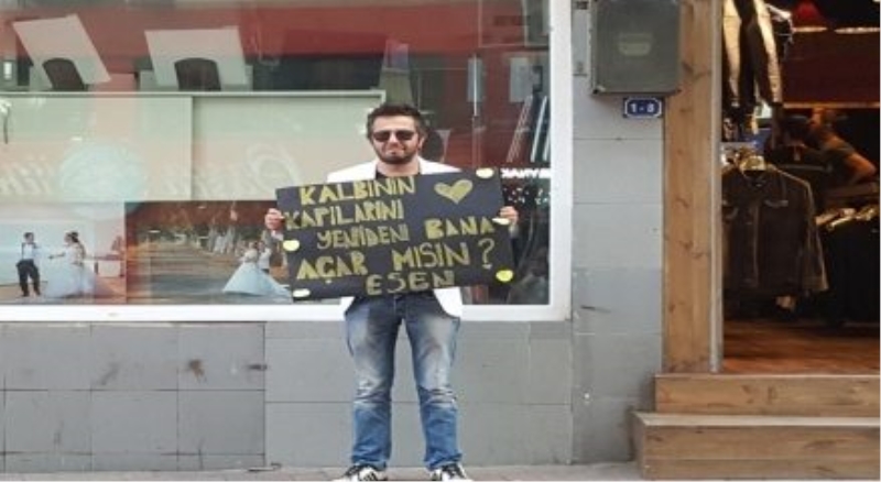 Saatlerce kapının önünde eşinden af diledi