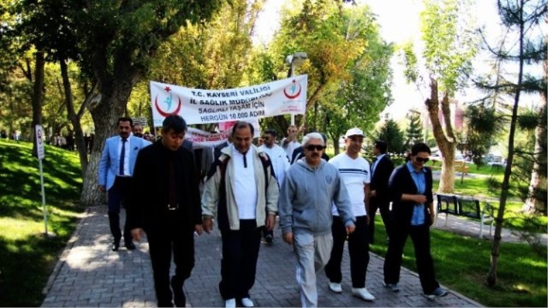 Sağlık Çalışanları `Sağlık` İçin Yürüdü