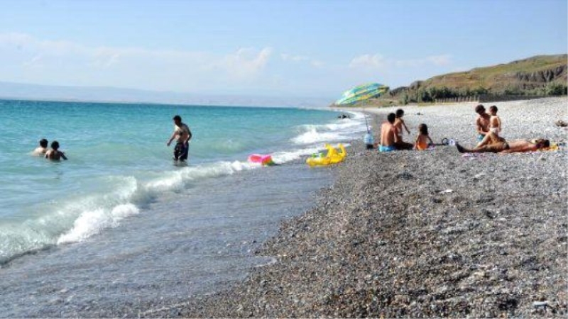 Sağlık İçin Her Sabah Van Gölü`nde Yüzüyorlar