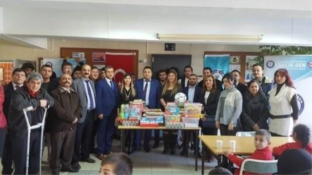 Sağlık-Sen, Ahmet Yesevi İşitme Engellileri Okulu`nun Materyal İhtiyaçlarını Karşıladı