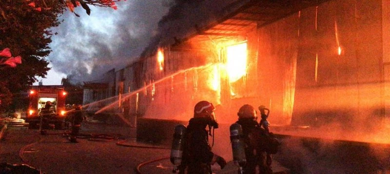 Sakarya`da fabrika alev alev yandı