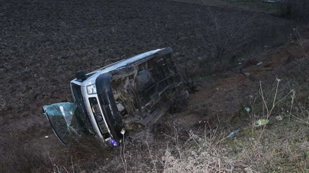 Sakarya`da işçileri taşıyan servis devrildi: 12 yaralı
