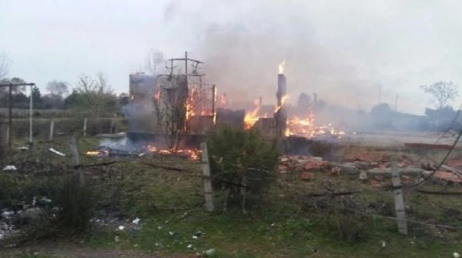 Samsun`da prefabrik ev yandı
