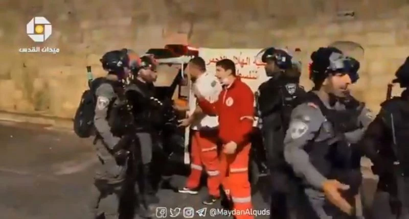 Savaşın bile kuralına uymuyorlar! İsrail polisinin sağlık ekiplerini darp ettikleri an kamerada