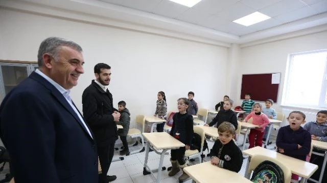 Savaştan Kaçan Suriyeli Ailelerin Çocuklarına Eğitim