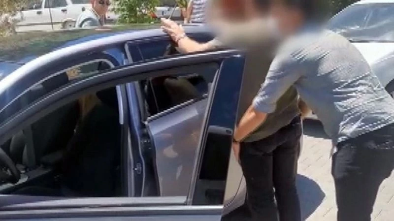 Sedat Peker`in kardeşi Atilla Peker ile korumasının gözaltına alındığı anlar kameralara yansıdı