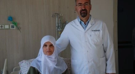 Sedyeyle geldiği hastaneden yürüyerek çıktı