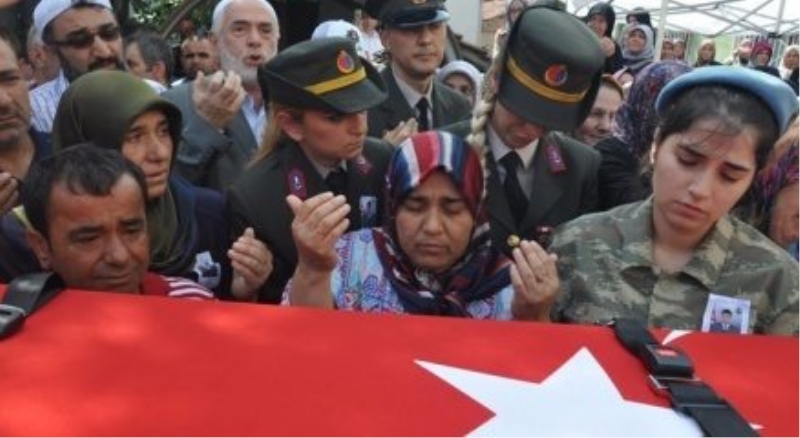 Şehidin kız kardeşinden asker kıyafetli karşılama