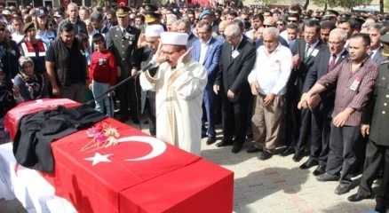 Şehidin tabutunun üzerine damatlık ceketi konuldu