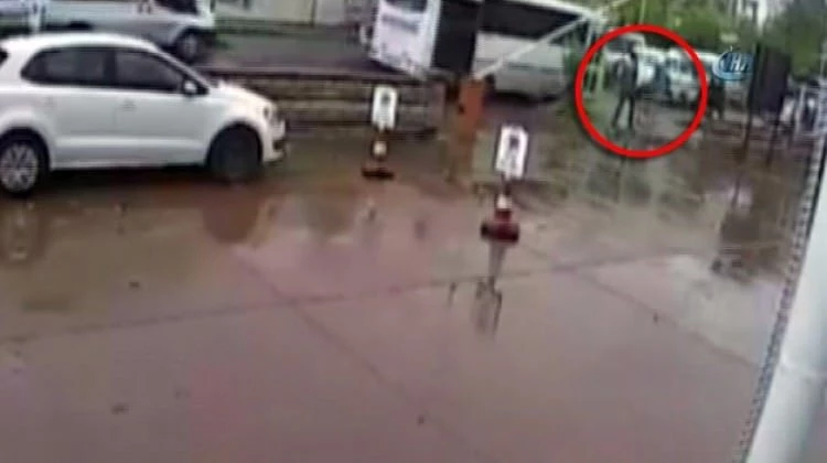 Şehir magandası, engelli genci tekme tokat dövdü
