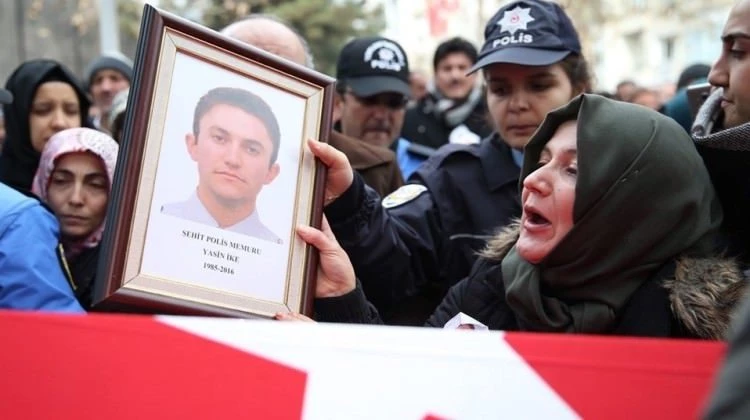 Şehit annesi oğlunun acısına dayanamadı!