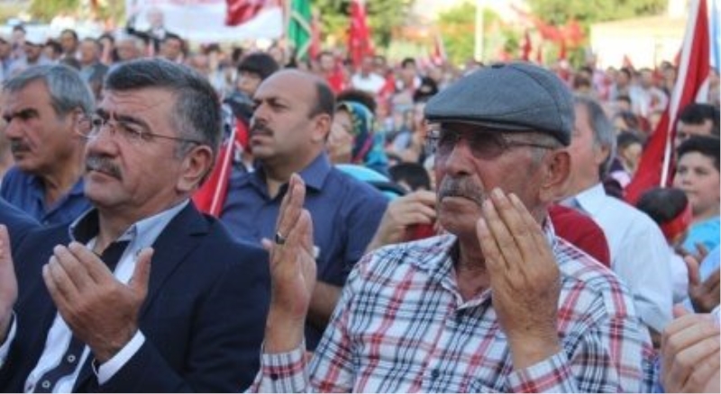 Şehit Astsubay Ömer Halisdemir?in babası da katıldı