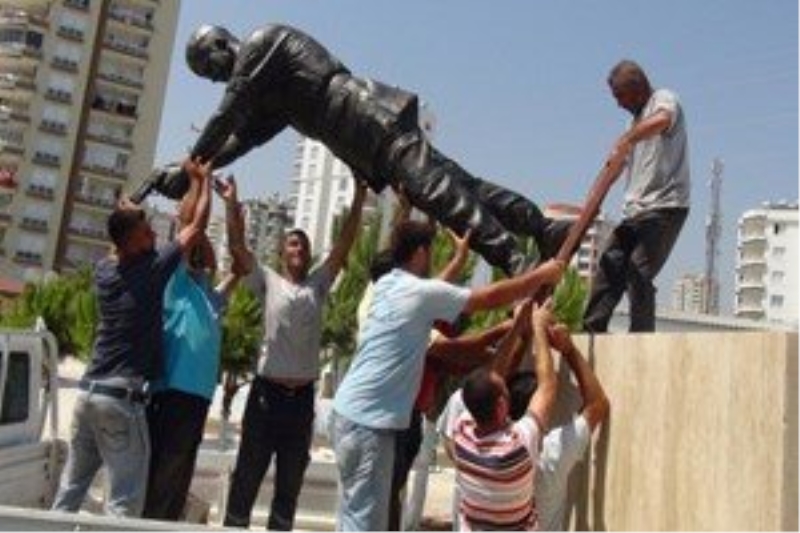 Şehit Astsubay Ömer Halisdemir?in heykelini diktiler