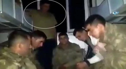 Şehit erin arkadaşlarıyla birlikte türkü söylediği video yürek dağladı